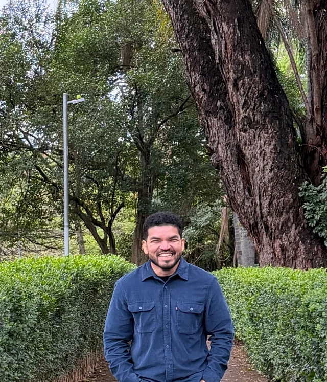 Awdren Fontão sorrindo em um jardim